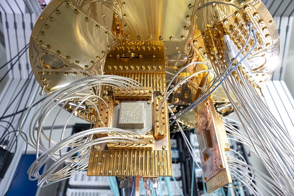 (VU) Experimental Quantum Computing with Superconducting Qubits ...